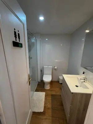 Un baño de Private Rooms Madrid Atocha