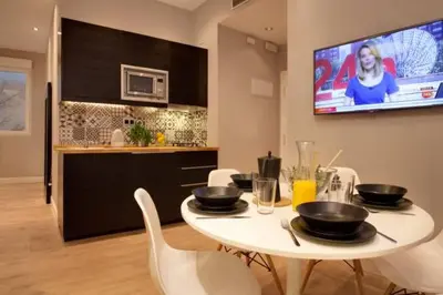 Una televisión o centro de entretenimiento en SUITES YOU Platinum