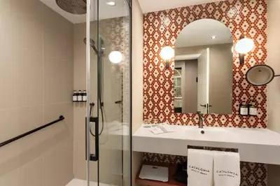 Un baño de Catalonia Plaza España Hotel & Spa