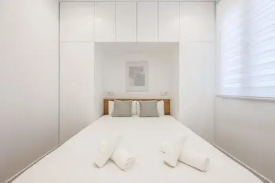 Cama o camas de una habitación en Urban Quiet in Madrid with Modern Comforts