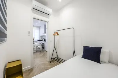 Cama o camas de una habitación en Urban Quiet in Madrid with Modern Comforts