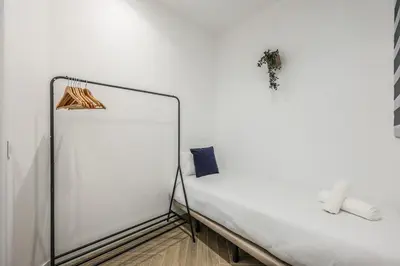Cama o camas de una habitación en Urban Quiet in Madrid with Modern Comforts