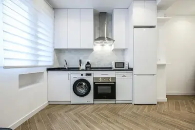 Una cocina o zona de cocina en Urban Quiet in Madrid with Modern Comforts