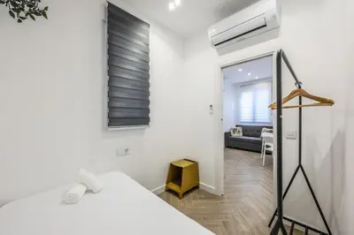Cama o camas de una habitación en Urban Quiet in Madrid with Modern Comforts