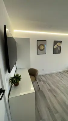 Una televisión o centro de entretenimiento en JACUZZI ROOMS PUENTE De VALLECAS