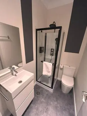 Un baño de Habitación Oasis E centro de Madrid