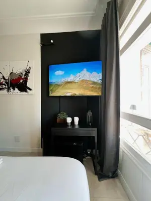 Una televisión o centro de entretenimiento en Habitación Oasis E centro de Madrid