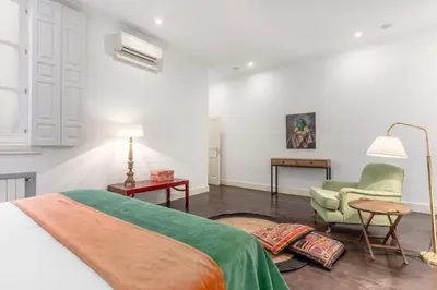 Cama o camas de una habitación en Elegant Spacious Apartment for 4 High Ceilings Natural Light Madrid