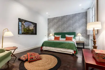 Cama o camas de una habitación en Elegant Spacious Apartment for 4 High Ceilings Natural Light Madrid