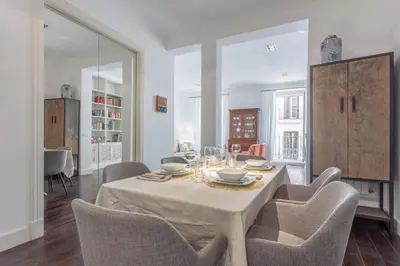 Zona de estar de Elegant Spacious Apartment for 4 High Ceilings Natural Light Madrid