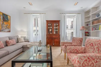 Zona de estar de Elegant Spacious Apartment for 4 High Ceilings Natural Light Madrid
