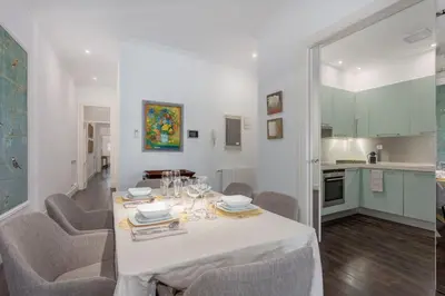 Una cocina o zona de cocina en Elegant Spacious Apartment for 4 High Ceilings Natural Light Madrid