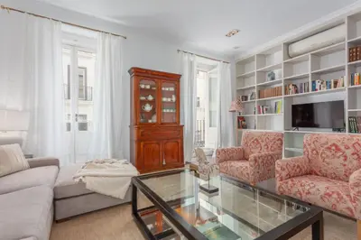 Zona de estar de Elegant Spacious Apartment for 4 High Ceilings Natural Light Madrid