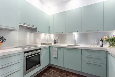 Una cocina o zona de cocina en Elegant Spacious Apartment for 4 High Ceilings Natural Light Madrid