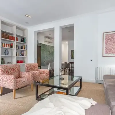 Elegant Spacious Apartment for 4 High Ceilings Natural Light Madrid