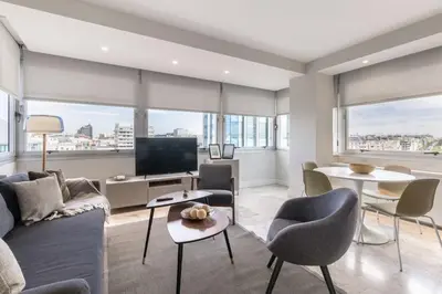 Una televisión o centro de entretenimiento en Stylish 1BR Apartment with City Views – Colón