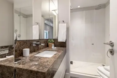 Un baño de Stylish 1BR Apartment with City Views – Colón