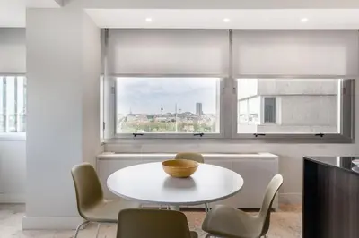 Plano de Stylish 1BR Apartment with City Views – Colón