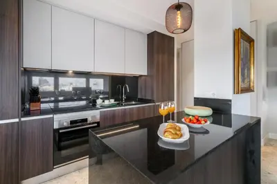 Una cocina o zona de cocina en Stylish 1BR Apartment with City Views – Colón