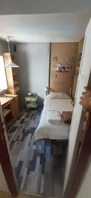 Cama o camas de una habitación en habitación pequeñita con baño compartido