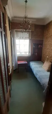 Cama o camas de una habitación en habitación pequeñita con baño compartido
