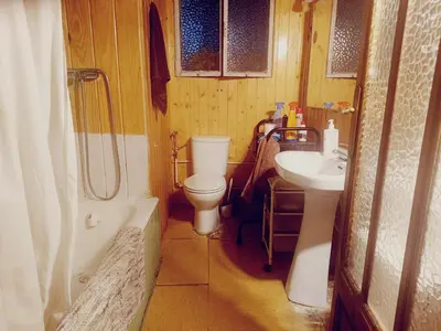 Un baño de habitación pequeñita con baño compartido