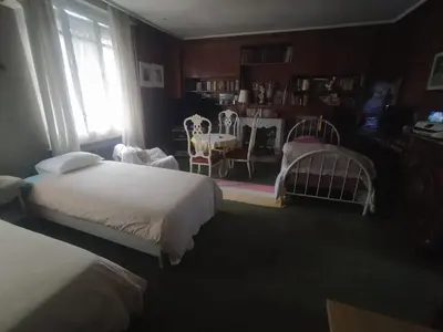 Cama o camas de una habitación en habitación pequeñita con baño compartido