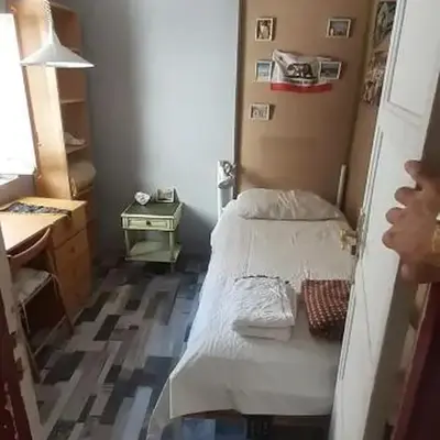 habitación pequeñita con baño compartido