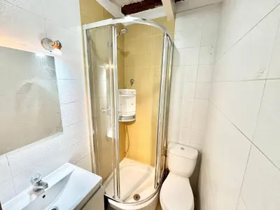 Un baño de Centro San Isidro Labrador 01