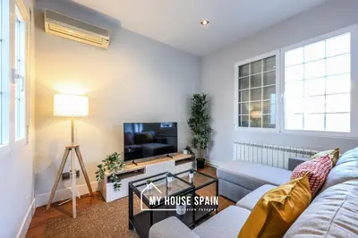 Una televisión o centro de entretenimiento en MyHouseSpain - Luminoso piso con Terraza