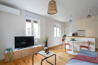 Una televisión o centro de entretenimiento en Nice and bright apartment in Puerta del Ángel - Cabello
