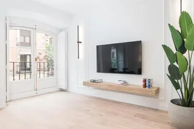 Una televisión o centro de entretenimiento en Homeclub Apartamento de Diseño en Madrid Centro