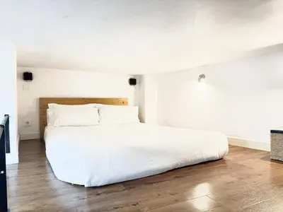 Cama o camas de una habitación en Apartamentos Day Madrid PLAZA DE ESPAÑA I