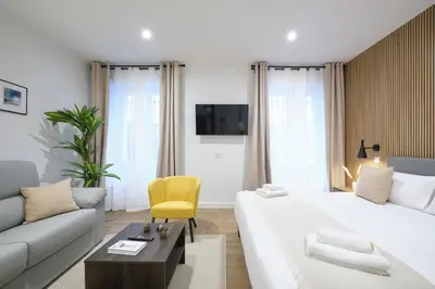 Una televisión o centro de entretenimiento en Lovely Apartments - Loft de lujo en la mejor ubicación de Madrid