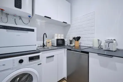 Una cocina o zona de cocina en Lovely Apartments - Apartasuite completo en excelente ubicación en Madrid