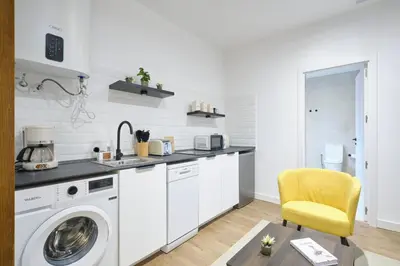 Una cocina o zona de cocina en Lovely Apartments - Elegante apartamento en el corazón de la ciudad