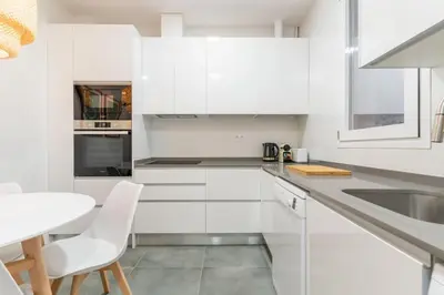 Una cocina o zona de cocina en Renovated Modern -4 bedrooms 2baths-Salamanca