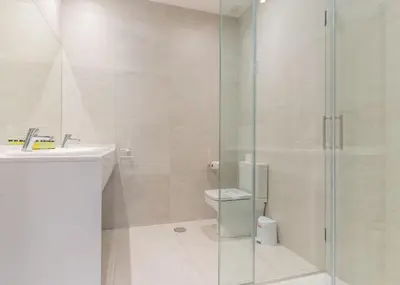 Un baño de Renovated Modern -4 bedrooms 2baths-Salamanca