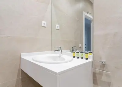 Un baño de Renovated Modern -4 bedrooms 2baths-Salamanca
