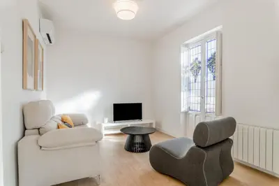 Una televisión o centro de entretenimiento en Modern and Bright - 3 Bedrooms 3 Bathrooms - Goya
