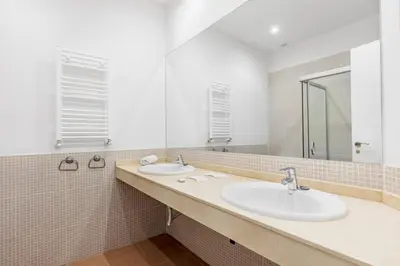 Un baño de Refurbished and Bright-4Bedrooms 2Bathrooms - Goya