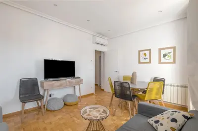 Una televisión o centro de entretenimiento en Spacious apartment-4Bedrooms 2Bathrooms - Goya