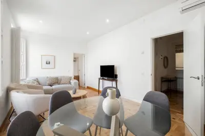 Una televisión o centro de entretenimiento en Bright apartment-4Bedrooms 2Bathrooms - Goya