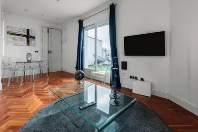 Una televisión o centro de entretenimiento en Penthouse with outstanding terrace- 1Bedroom -Goya