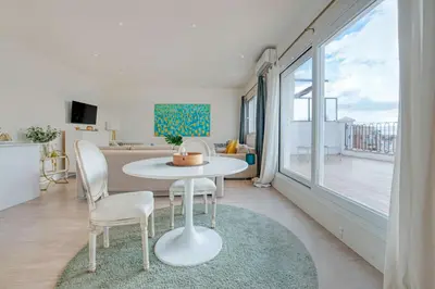 Una televisión o centro de entretenimiento en Amazing Penthouse wlarge terrace - 1BedRoom -Goya
