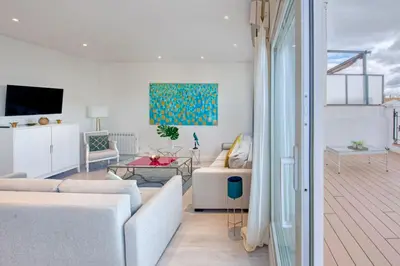 Una televisión o centro de entretenimiento en Amazing Penthouse wlarge terrace - 1BedRoom -Goya
