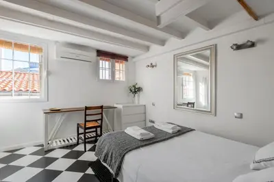 Cama o camas de una habitación en Modern and Bright -2 Bedrooms 1 Bathroom-Lavapies