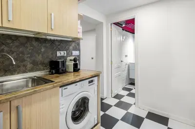 Una cocina o zona de cocina en Modern and Bright -2 Bedrooms 1 Bathroom-Lavapies