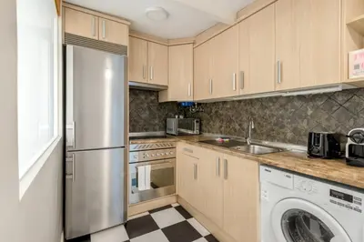 Una cocina o zona de cocina en Modern and Bright -2 Bedrooms 1 Bathroom-Lavapies