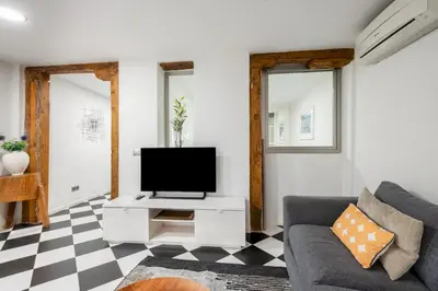 Una televisión o centro de entretenimiento en Modern and Bright -2 Bedrooms 1 Bathroom-Lavapies